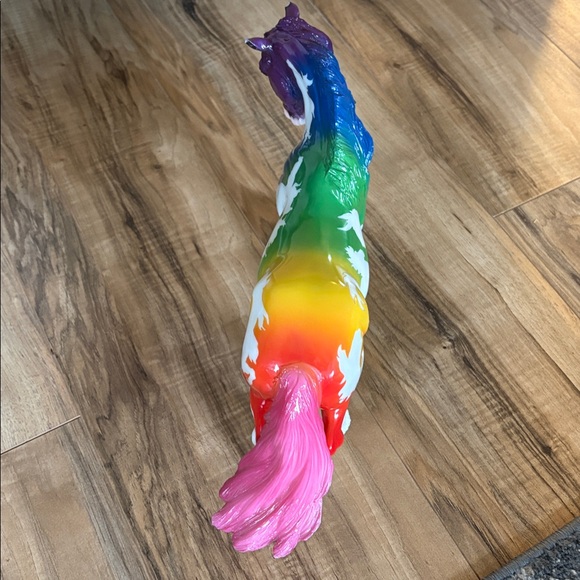 Breyer Equidae Rainbow Decorator model horse - Picture 4 of 10